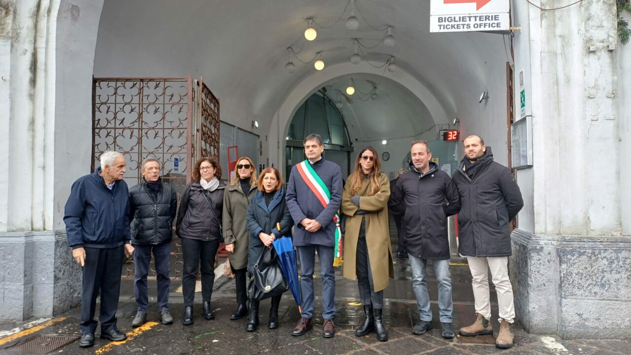 Sit-in a Marina Grande: protesta contro la chiusura invernale della funicolare